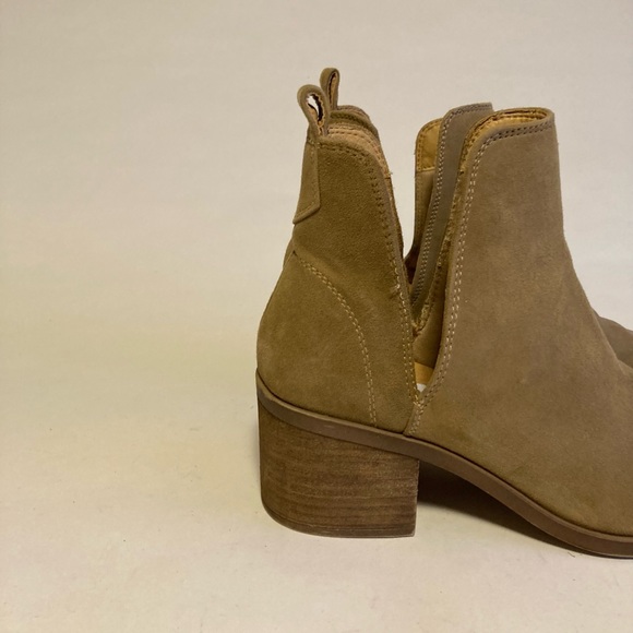 Steve Madden Cream Suede Point Toe Ankle Boots size 7 - Picture 4 of 16